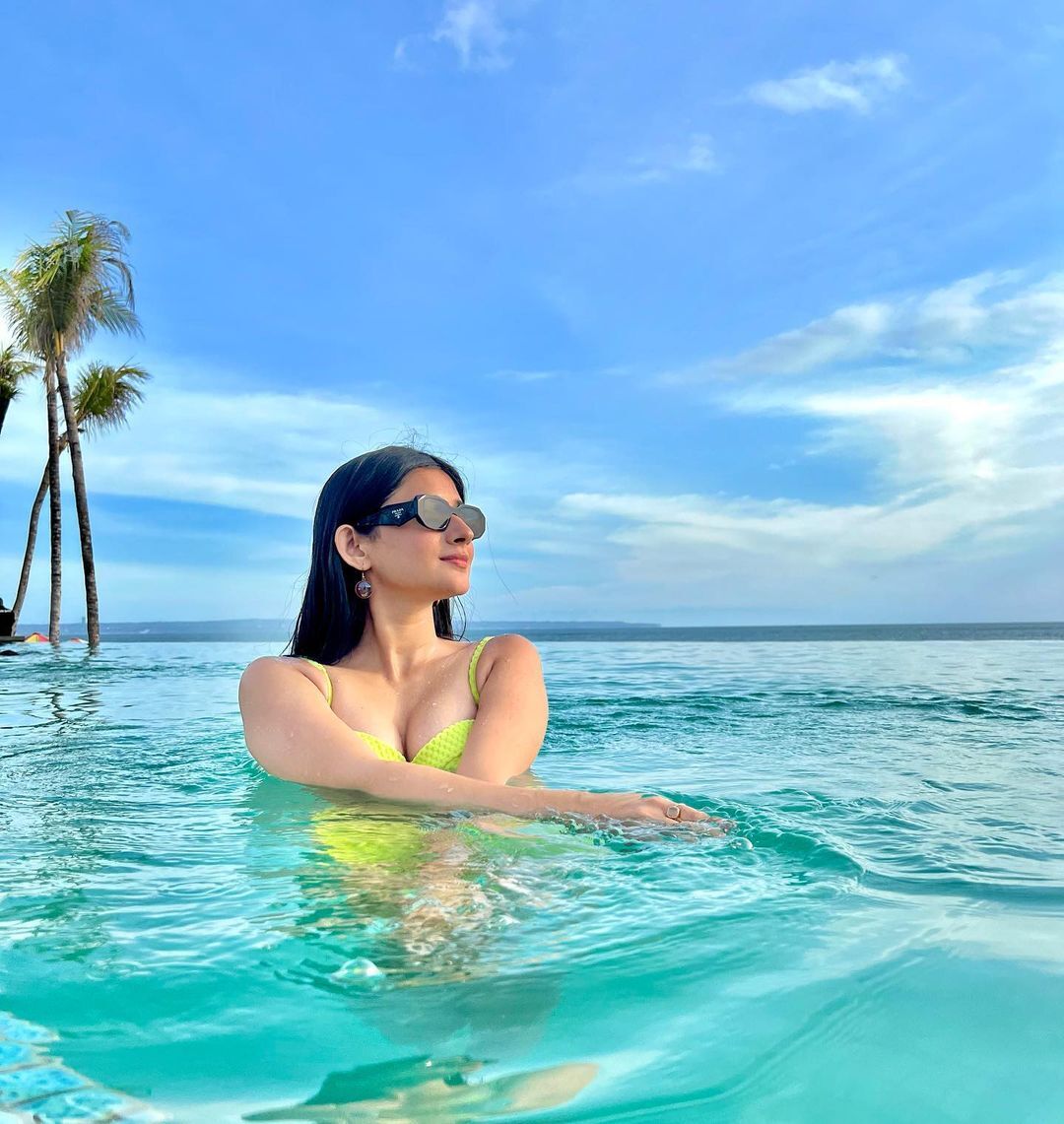 PHOTOS : குட்டி உடையில் பீச்சில் ஆட்டம் போடும் கனிகா மன்.. அசர வைக்கும் லேட்டஸ்ட் பிக்ஸ் இதோ!