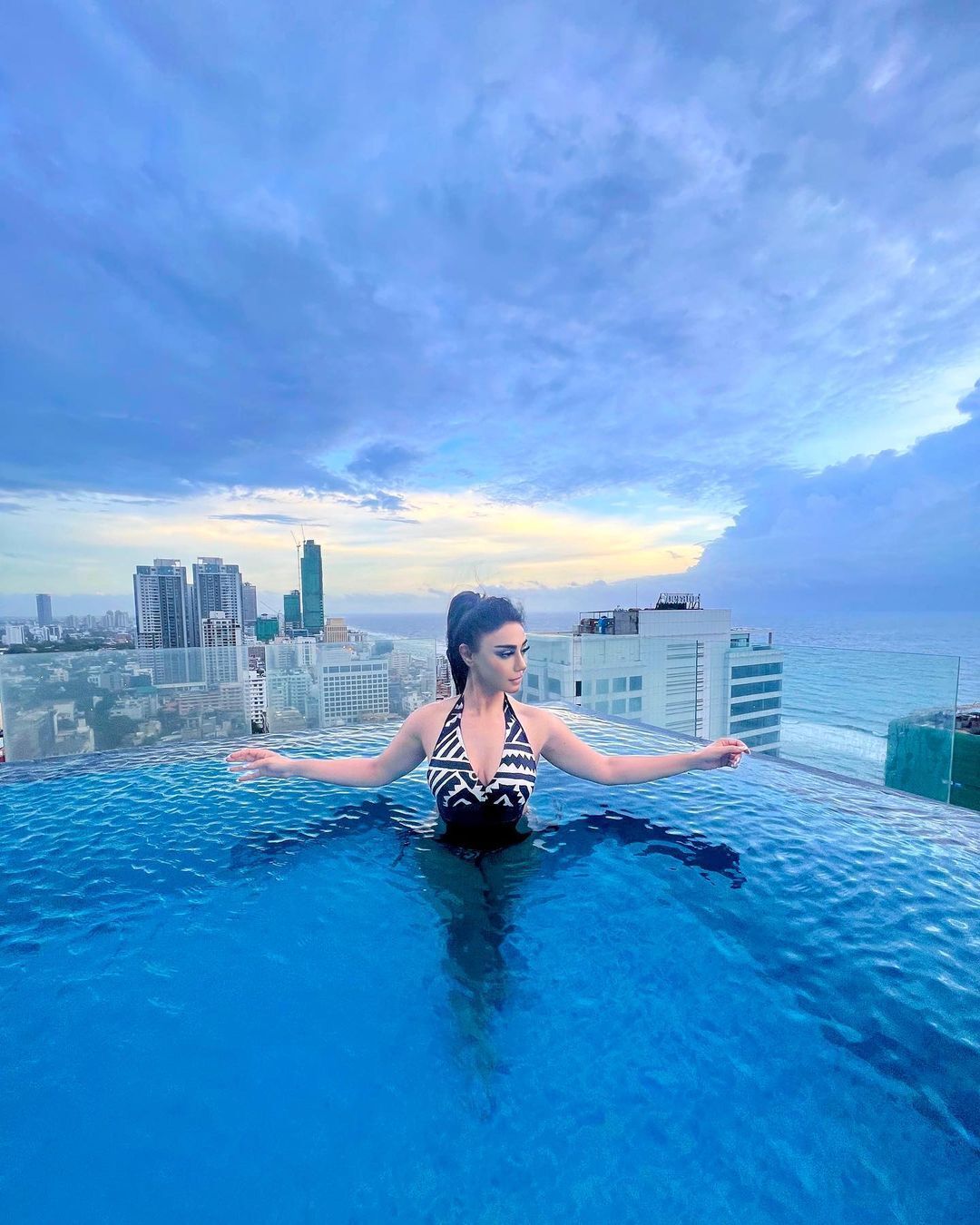 PHOTOS : ப்பா.. என்ன அழகு! நடிகை மஹேக் சஹலின் வசீகரிக்கும் கலக்கல் போட்டோஸ் இதோ!