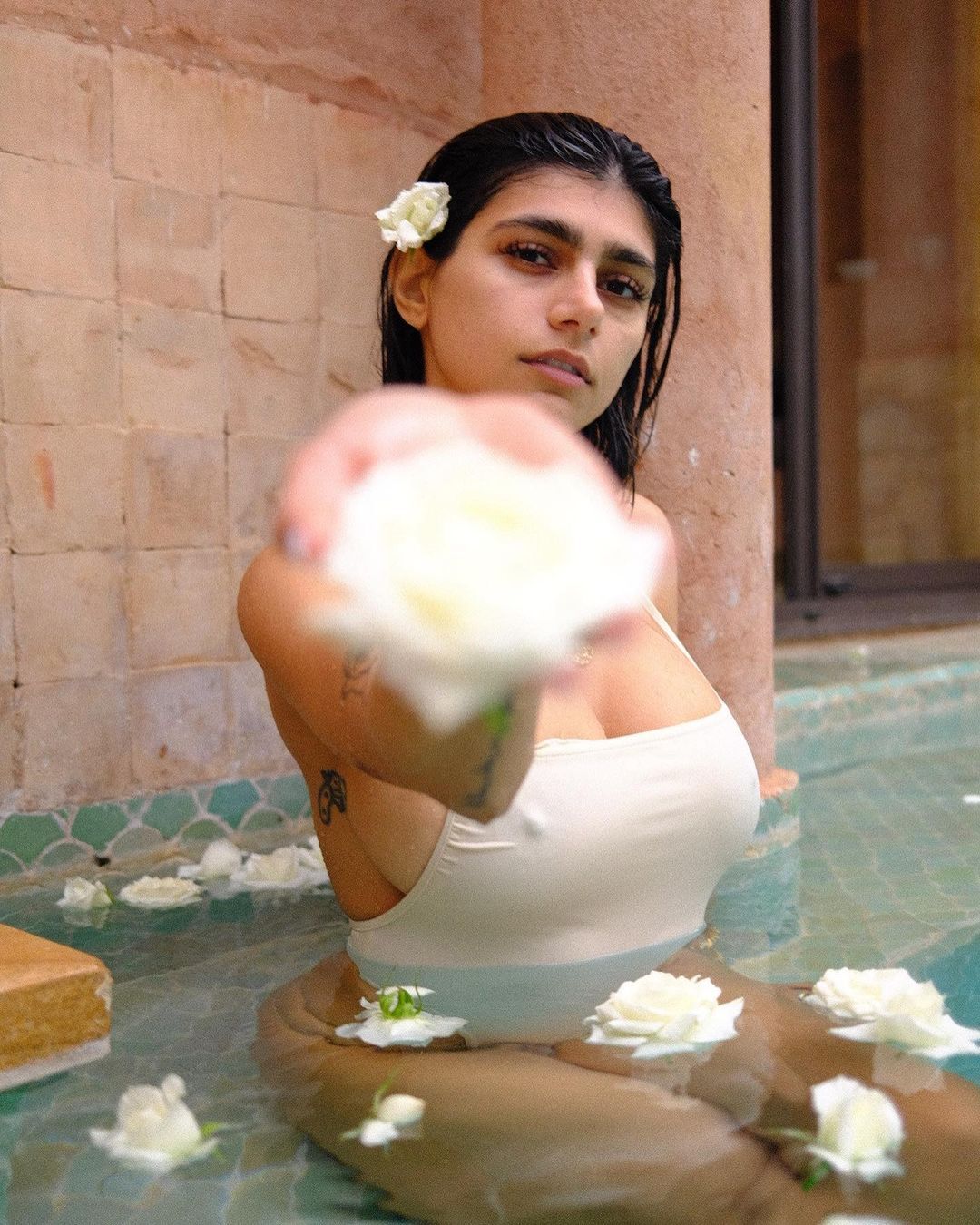 PHOTOS : தாமரை பூ போல் தண்ணீரில் மிதக்கும் கனவுக்கன்னி மியா கலிஃபா.. சுண்டியிழுக்கும் கலக்கல் பிக்ஸ்..  
