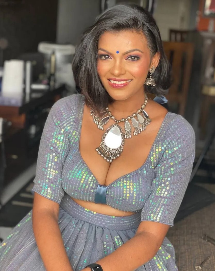 PHOTOS : காஃபி ஷாப்பில் கலக்கல் போட்டோஷூட்.. மாடல் அழகி ரெஜினா தூலாஷாவின் நச் பிக்ஸ்..  