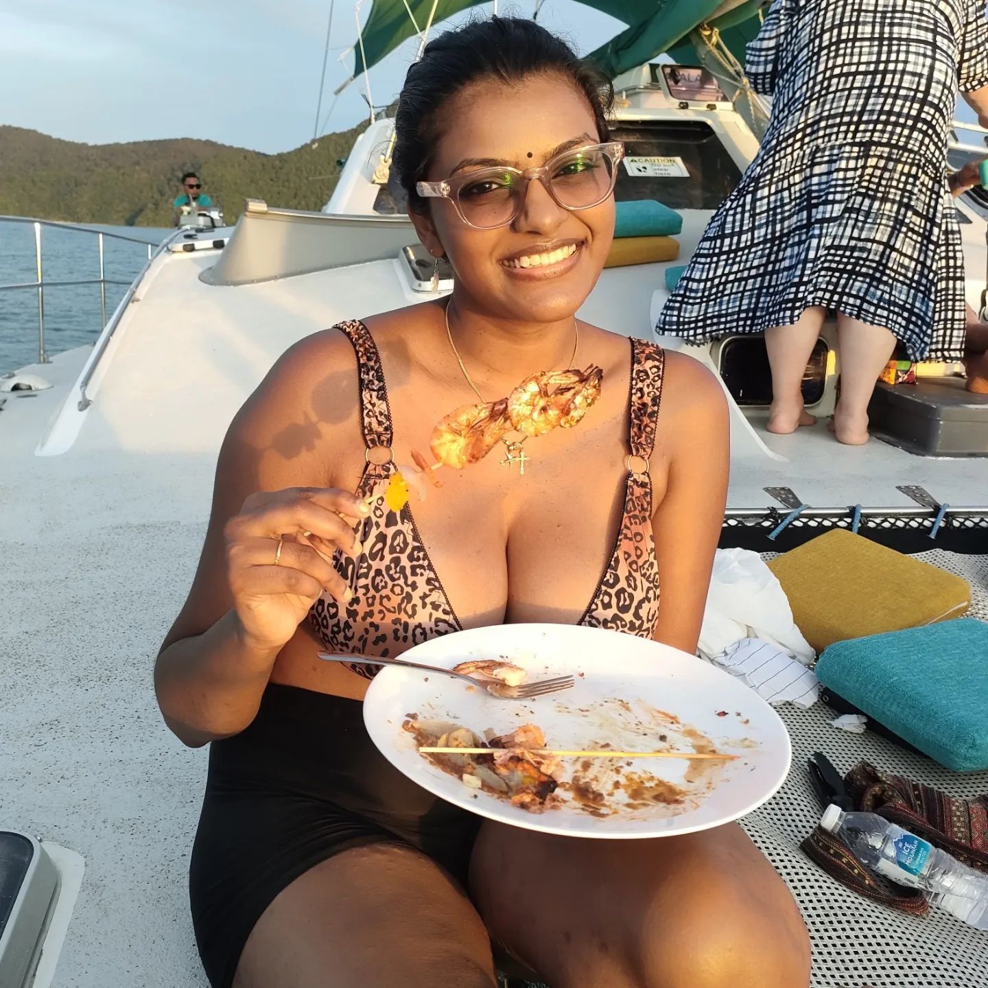 PHOTOS : காஃபி ஷாப்பில் கலக்கல் போட்டோஷூட்.. மாடல் அழகி ரெஜினா தூலாஷாவின் நச் பிக்ஸ்..  