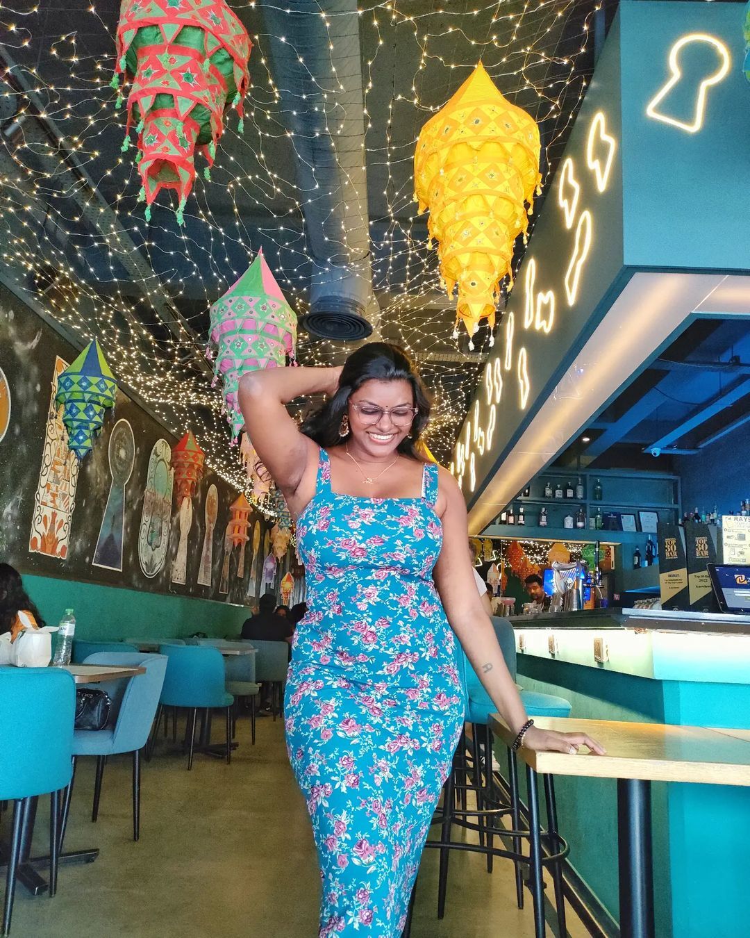 PHOTOS : காஃபி ஷாப்பில் கலக்கல் போட்டோஷூட்.. மாடல் அழகி ரெஜினா தூலாஷாவின் நச் பிக்ஸ்..  