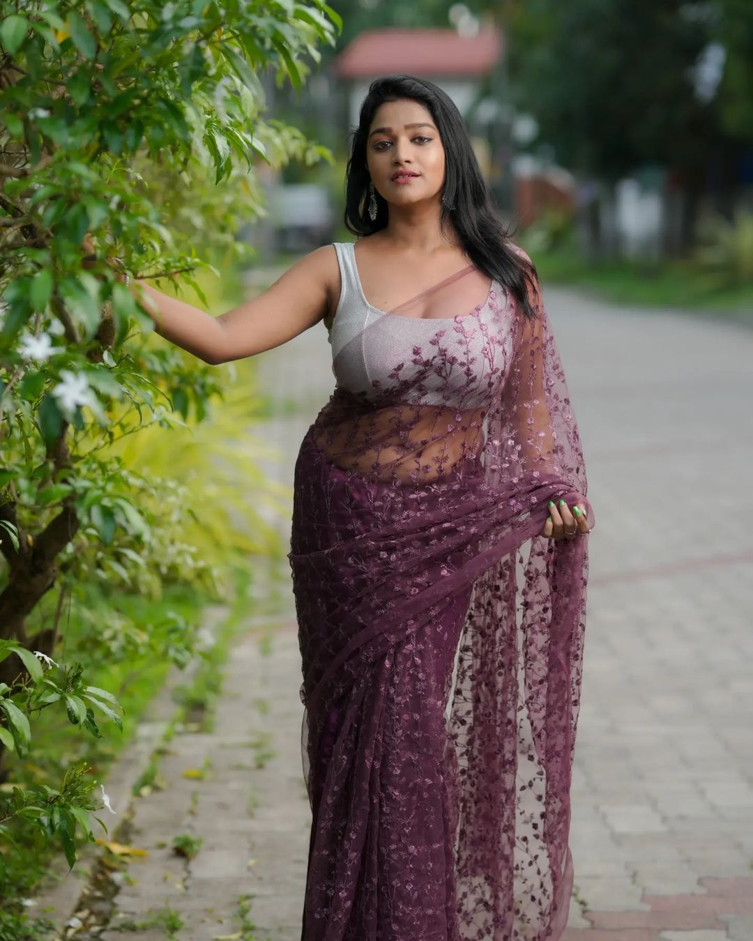 PHOTOS : டைட் டி-ஷர்டில் அப்படியொரு அழகு.. சைடு போஸில் ஏங்கவைக்கும் சீரியல் நடிகை லாவண்யா.. 