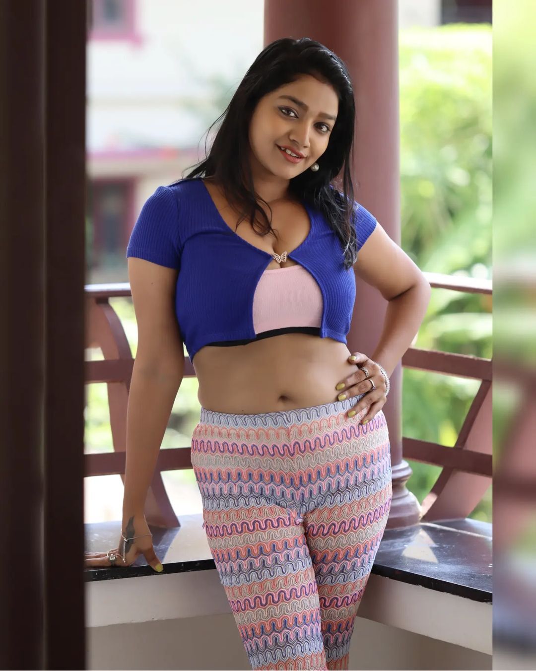 PHOTOS : டைட் டி-ஷர்டில் அப்படியொரு அழகு.. சைடு போஸில் ஏங்கவைக்கும் சீரியல் நடிகை லாவண்யா.. 