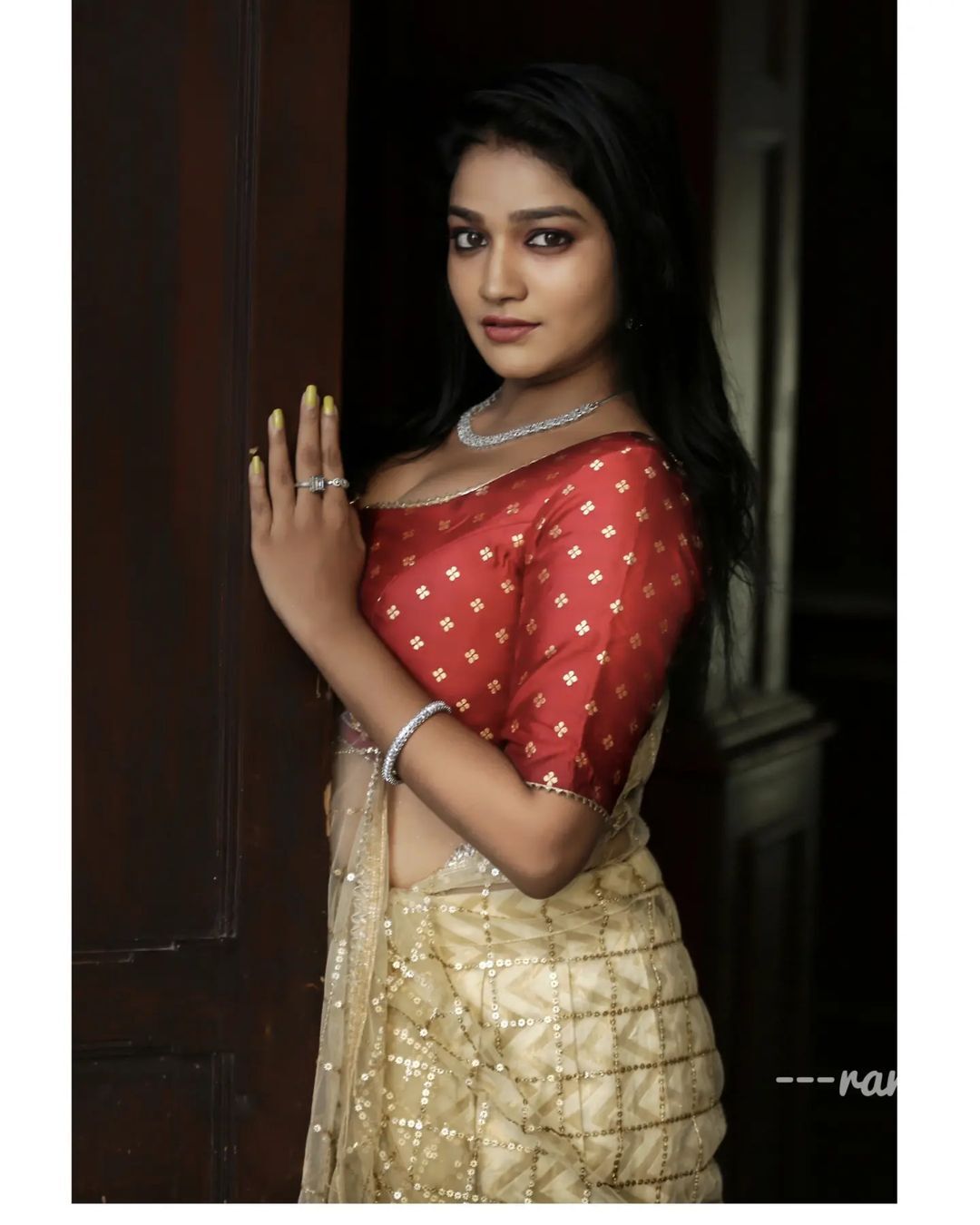PHOTOS : டைட் டி-ஷர்டில் அப்படியொரு அழகு.. சைடு போஸில் ஏங்கவைக்கும் சீரியல் நடிகை லாவண்யா.. 