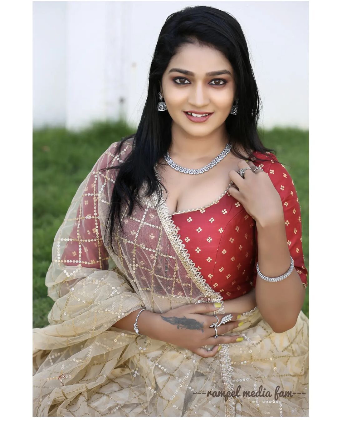 PHOTOS : டைட் டி-ஷர்டில் அப்படியொரு அழகு.. சைடு போஸில் ஏங்கவைக்கும் சீரியல் நடிகை லாவண்யா.. 