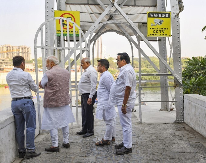PM Modi With Gujarat CM Bhupendra Patel Visits Morbi bridge - Oneindia