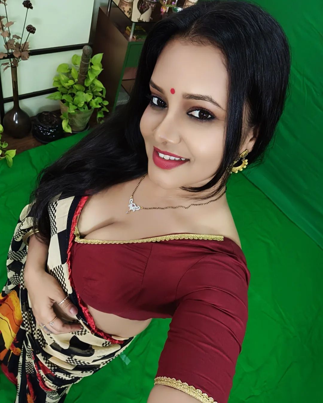 'उल्लू ऐप' की Priya Gamre का बोल्ड देसी लुक, बार-बार जूम करके Photos में निहारेंगे हॉटनेस