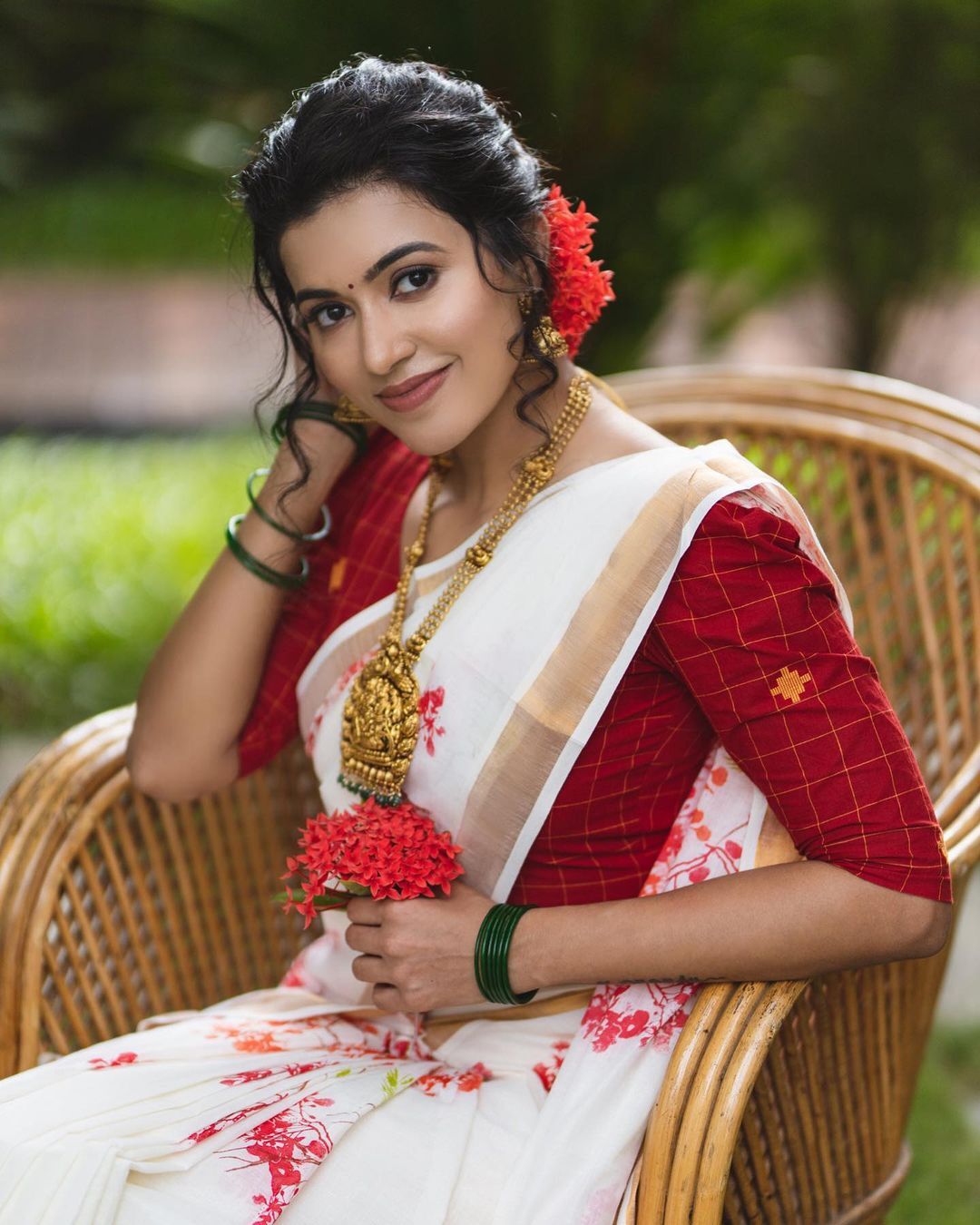 Anju Kurian: പർപ്പിൾ സൌന്ദര്യം എന്നാൽ ഇതാണ്... കലക്കൻ ഫോട്ടോഷൂട്ടുമായി അഞ്ജു കുര്യൻ, സോഷ്യൽ മീഡിയയിൽ തിളങ്ങിയ ചിത്രങ്ങൾ കാണാം