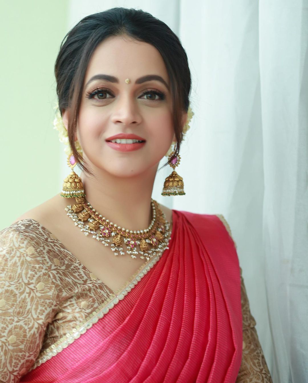 Bhavana: അഴകോ അഴക്... സ്റ്റൈലൻ പോസിൽ ഭാവന, സോഷ്യൽ മീഡിയയിൽ തരംഗമായി താരത്തിന്റെ ചിത്രങ്ങൾ