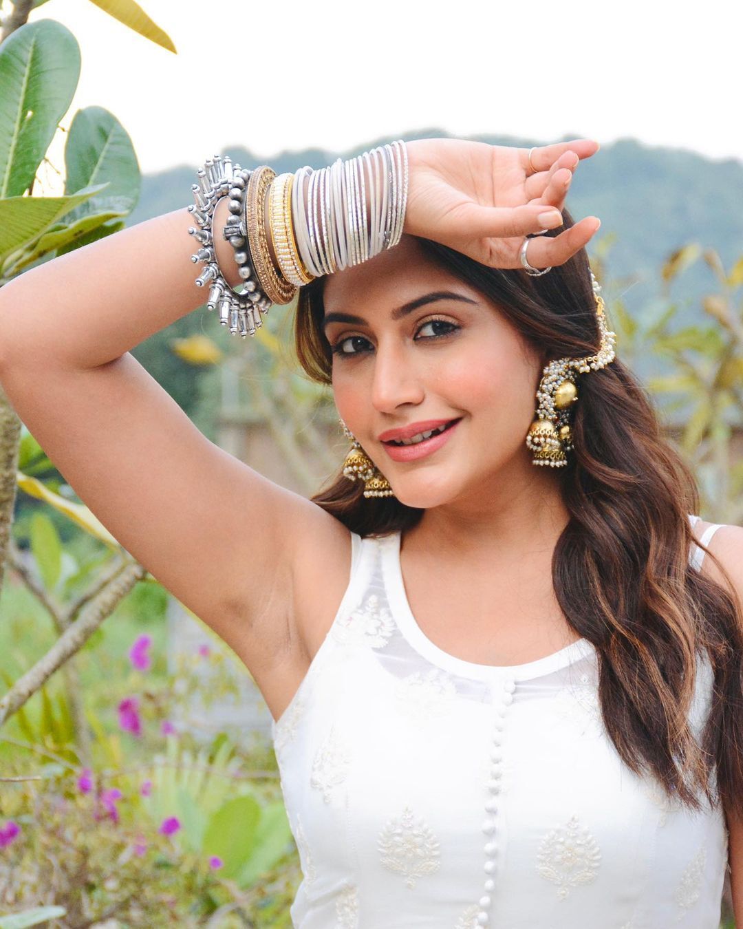 Surbhi Chandna: स्ट्रेट व्हाइट सूट पहने सुरभि चंदना लगीं बेहद खूबसूरत, Photos पर टिकी फैंस की नजरें