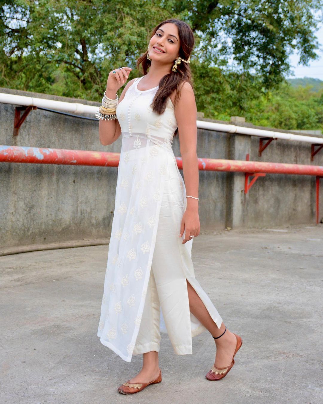 Surbhi Chandna: स्ट्रेट व्हाइट सूट पहने सुरभि चंदना लगीं बेहद खूबसूरत, Photos पर टिकी फैंस की नजरें