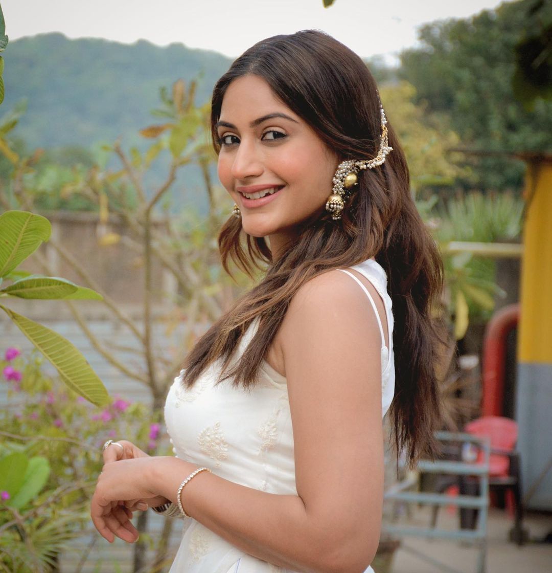 Surbhi Chandna: स्ट्रेट व्हाइट सूट पहने सुरभि चंदना लगीं बेहद खूबसूरत, Photos पर टिकी फैंस की नजरें