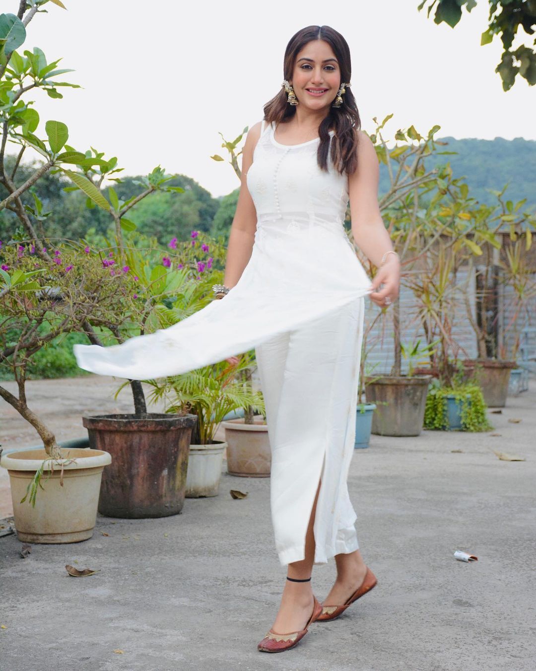 Surbhi Chandna: स्ट्रेट व्हाइट सूट पहने सुरभि चंदना लगीं बेहद खूबसूरत, Photos पर टिकी फैंस की नजरें