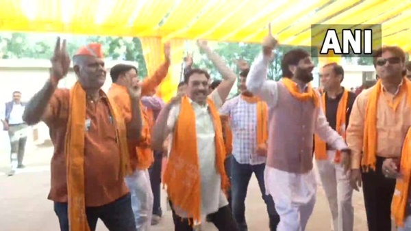 ഗുജറാത്തിലെങ്ങും താമരമയം: പ്രവർത്തകർ ആഹ്ളാദ തിമിർപ്പില്‍, രവീന്ദ്ര ജഡേജയും റോഡ് ഷോയില്‍