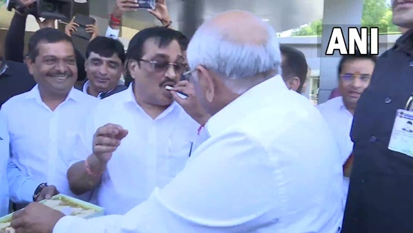 ഗുജറാത്തിലെങ്ങും താമരമയം: പ്രവർത്തകർ ആഹ്ളാദ തിമിർപ്പില്‍, രവീന്ദ്ര ജഡേജയും റോഡ് ഷോയില്‍