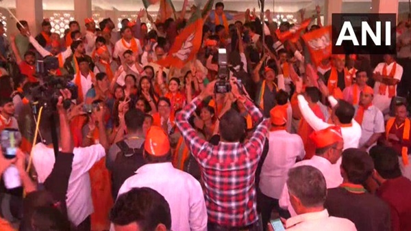 ഗുജറാത്തിലെങ്ങും താമരമയം: പ്രവർത്തകർ ആഹ്ളാദ തിമിർപ്പില്‍, രവീന്ദ്ര ജഡേജയും റോഡ് ഷോയില്‍