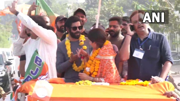 ഗുജറാത്തിലെങ്ങും താമരമയം: പ്രവർത്തകർ ആഹ്ളാദ തിമിർപ്പില്‍, രവീന്ദ്ര ജഡേജയും റോഡ് ഷോയില്‍