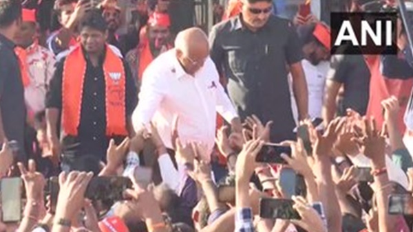 ഗുജറാത്തിലെങ്ങും താമരമയം: പ്രവർത്തകർ ആഹ്ളാദ തിമിർപ്പില്‍, രവീന്ദ്ര ജഡേജയും റോഡ് ഷോയില്‍