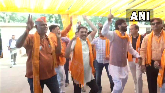 ഗുജറാത്തിലെങ്ങും താമരമയം: പ്രവർത്തകർ ആഹ്ളാദ തിമിർപ്പില്‍, രവീന്ദ്ര ജഡേജയും റോഡ് ഷോയില്‍