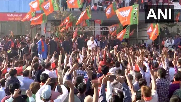 ഗുജറാത്തിലെങ്ങും താമരമയം: പ്രവർത്തകർ ആഹ്ളാദ തിമിർപ്പില്‍, രവീന്ദ്ര ജഡേജയും റോഡ് ഷോയില്‍