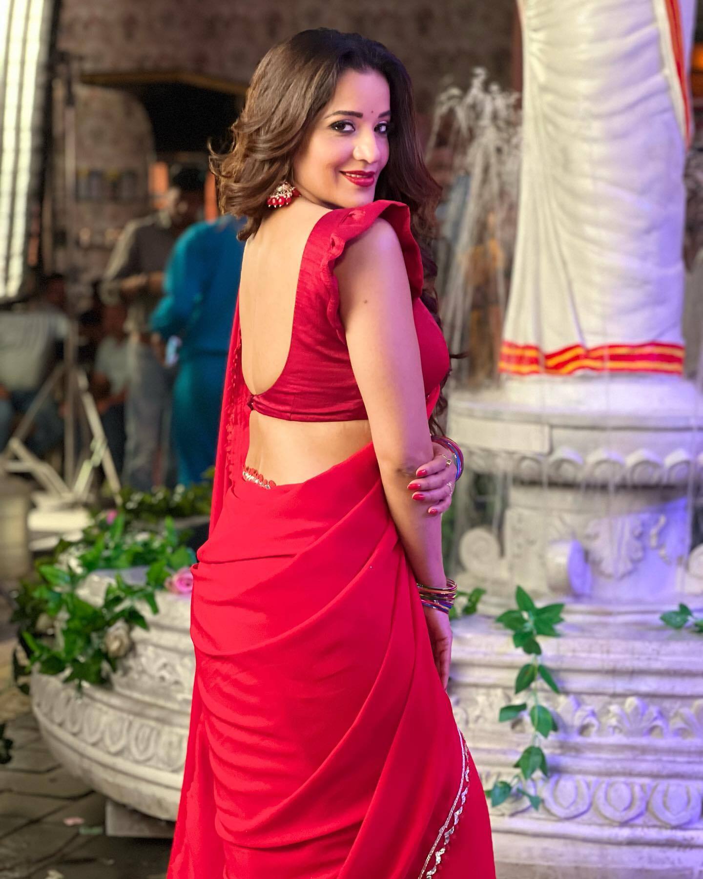 লাল শাড়ি পরা মোনালিসার ছবি দেখে রাতের ঘুম উড়ছে নেট নাগরিকদের   