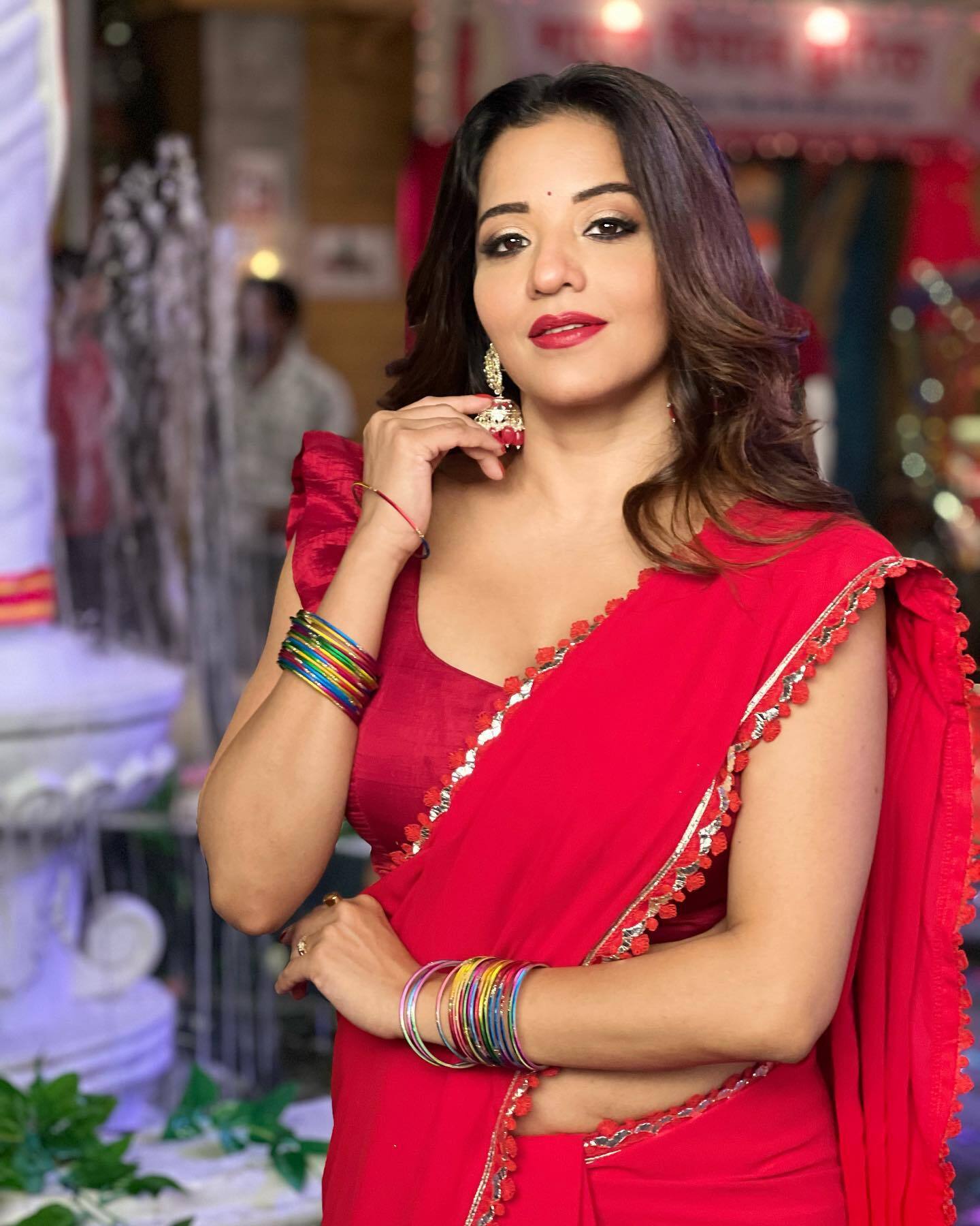 লাল শাড়ি পরা মোনালিসার ছবি দেখে রাতের ঘুম উড়ছে নেট নাগরিকদের   