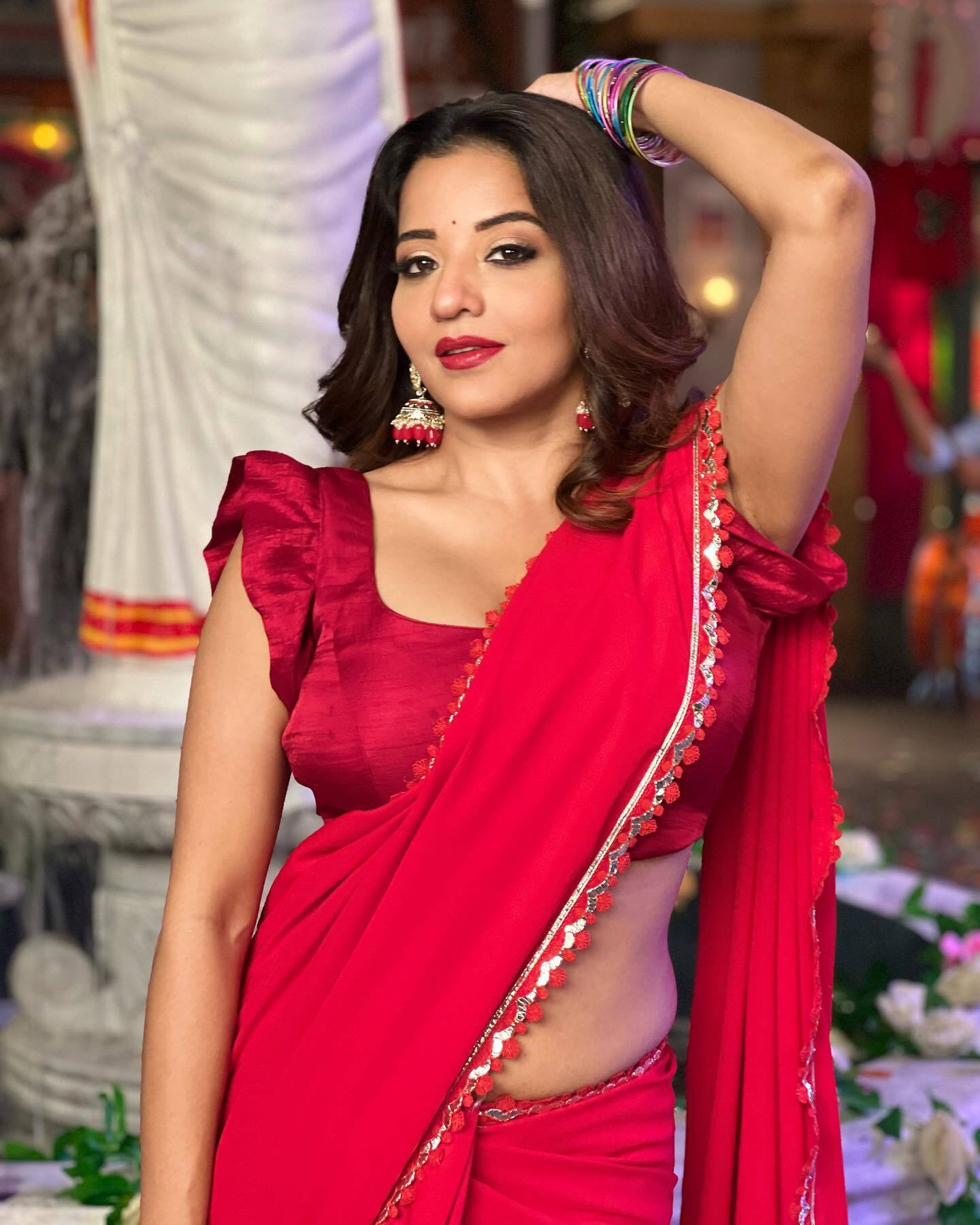লাল শাড়ি পরা মোনালিসার ছবি দেখে রাতের ঘুম উড়ছে নেট নাগরিকদের   
