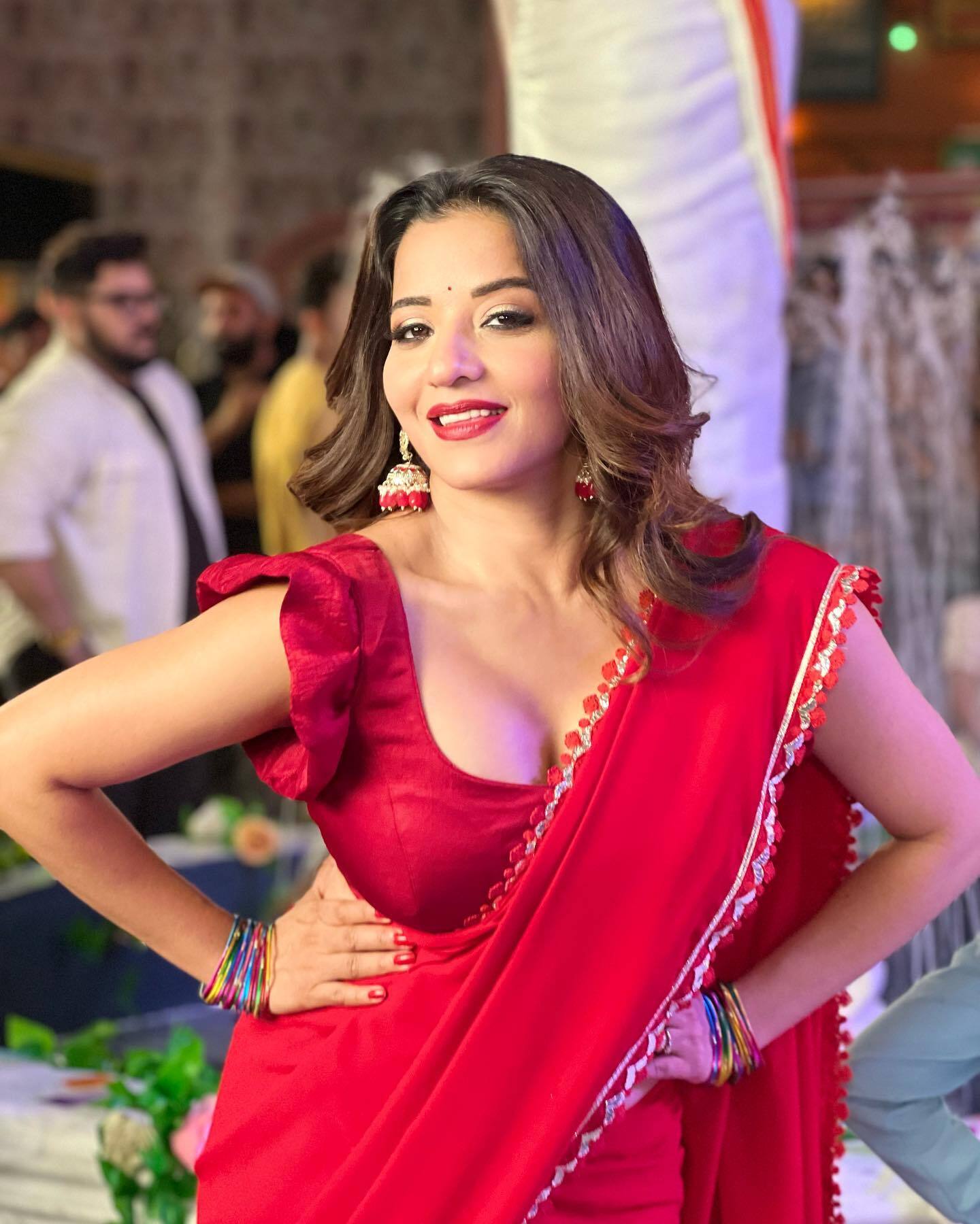 লাল শাড়ি পরা মোনালিসার ছবি দেখে রাতের ঘুম উড়ছে নেট নাগরিকদের   
