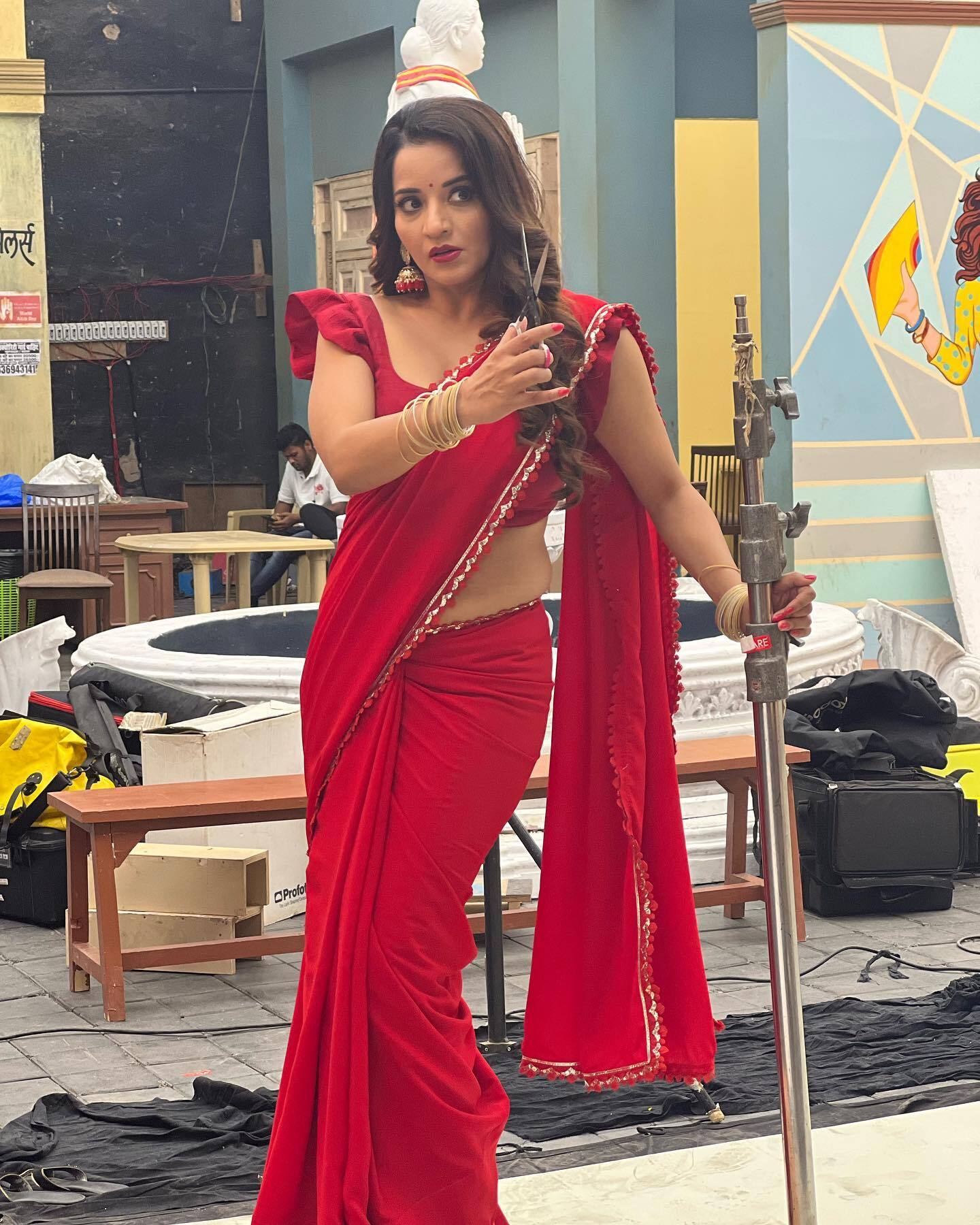 লাল শাড়ি পরা মোনালিসার ছবি দেখে রাতের ঘুম উড়ছে নেট নাগরিকদের   