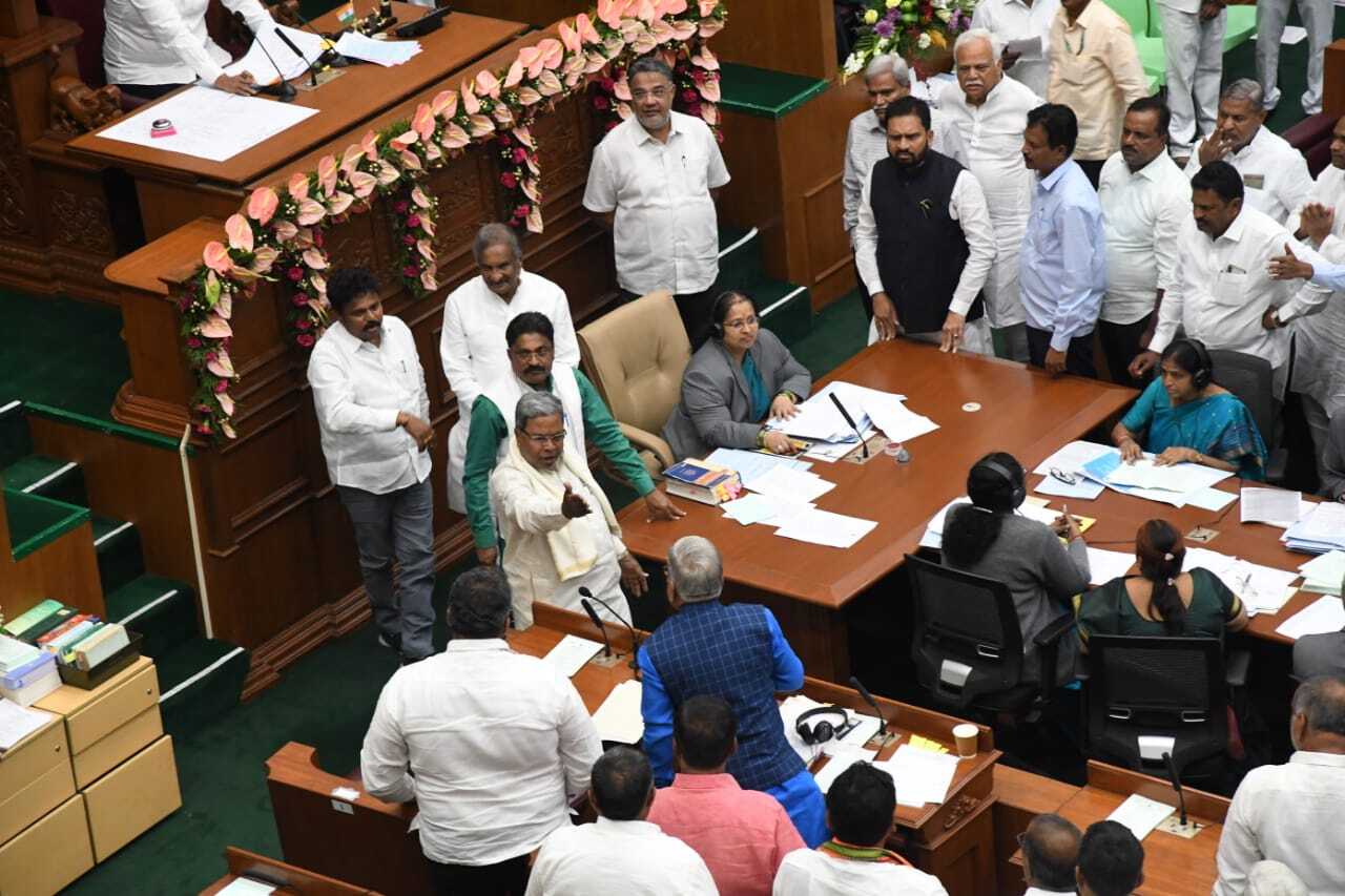 ಕರ್ನಾಟಕ ವಿಧಾನಸಭೆ ಅಧಿವೇಶನದಲ್ಲಿ  ಬಿಜೆಪಿ ಹಾಗೂ ಕಾಂಗ್ರೆಸ್ ನಾಯಕರ ನಡುವೆ ವಾಗ್ವಾದ