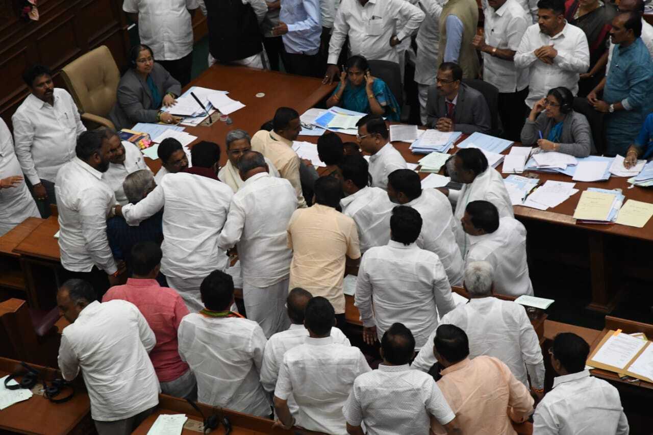 ಕರ್ನಾಟಕ ವಿಧಾನಸಭೆ ಅಧಿವೇಶನದಲ್ಲಿ  ಬಿಜೆಪಿ ಹಾಗೂ ಕಾಂಗ್ರೆಸ್ ನಾಯಕರ ನಡುವೆ ವಾಗ್ವಾದ