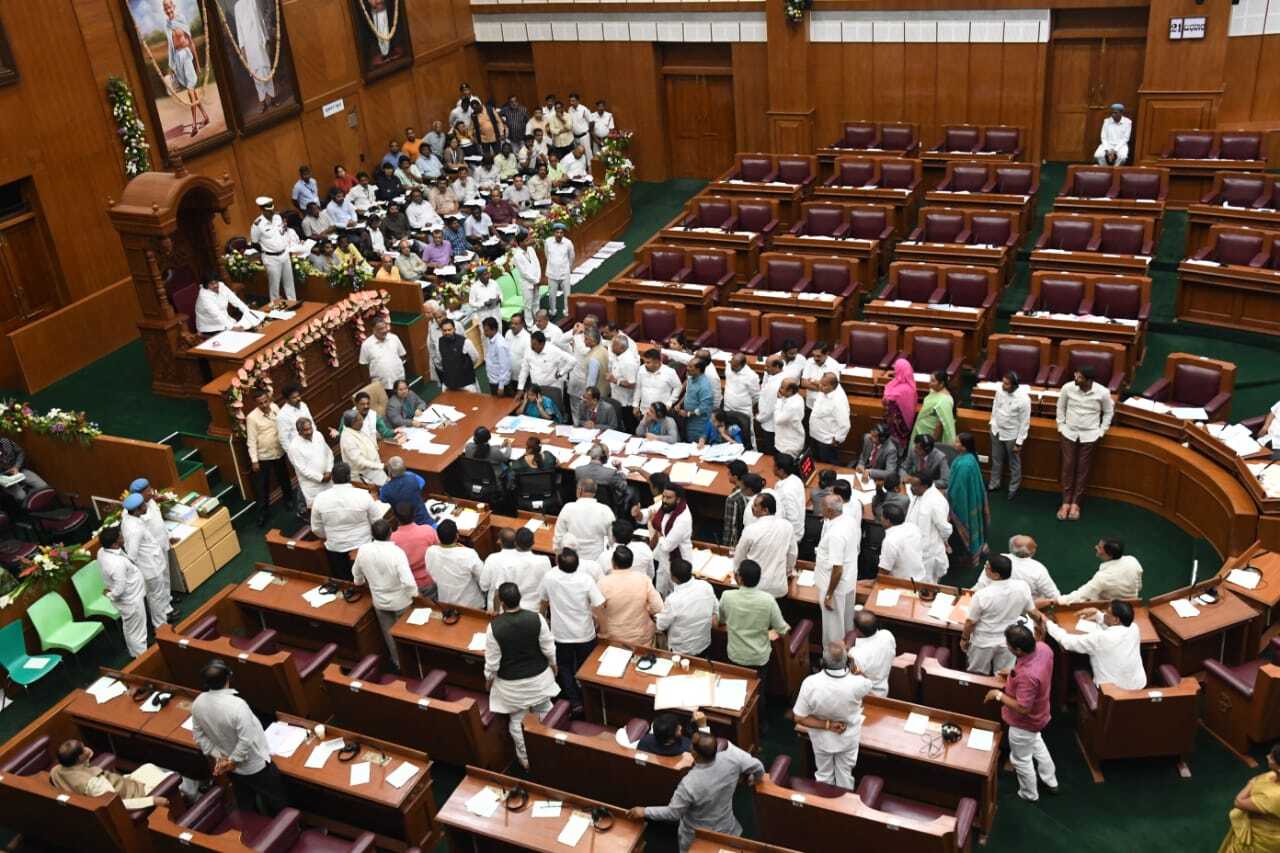 ಕರ್ನಾಟಕ ವಿಧಾನಸಭೆ ಅಧಿವೇಶನದಲ್ಲಿ  ಬಿಜೆಪಿ ಹಾಗೂ ಕಾಂಗ್ರೆಸ್ ನಾಯಕರ ನಡುವೆ ವಾಗ್ವಾದ