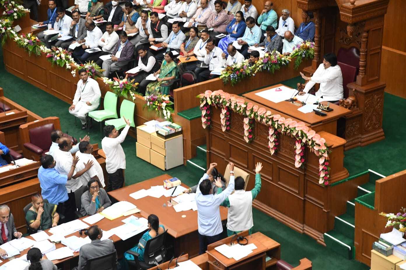 ಕರ್ನಾಟಕ ವಿಧಾನಸಭೆ ಅಧಿವೇಶನದಲ್ಲಿ  ಬಿಜೆಪಿ ಹಾಗೂ ಕಾಂಗ್ರೆಸ್ ನಾಯಕರ ನಡುವೆ ವಾಗ್ವಾದ