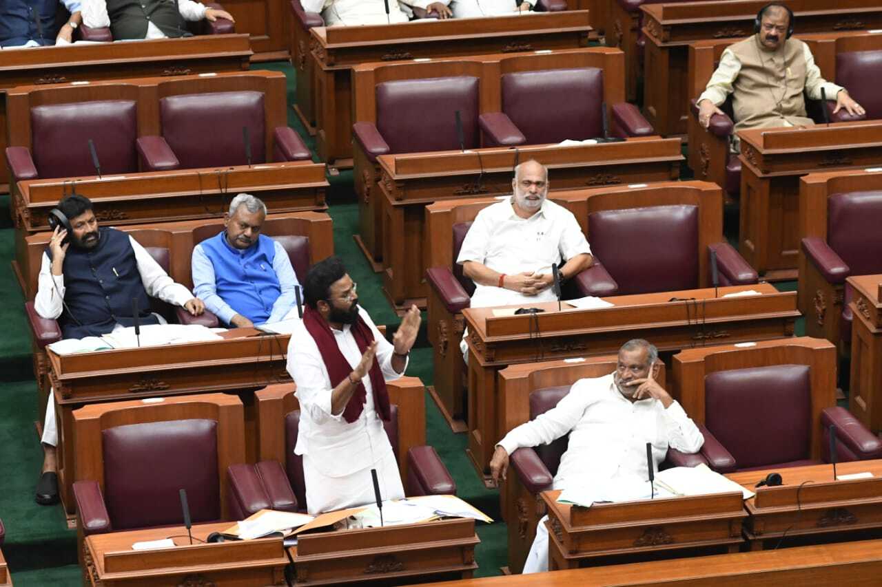 ಕರ್ನಾಟಕ ವಿಧಾನಸಭೆ ಅಧಿವೇಶನದಲ್ಲಿ  ಬಿಜೆಪಿ ಹಾಗೂ ಕಾಂಗ್ರೆಸ್ ನಾಯಕರ ನಡುವೆ ವಾಗ್ವಾದ