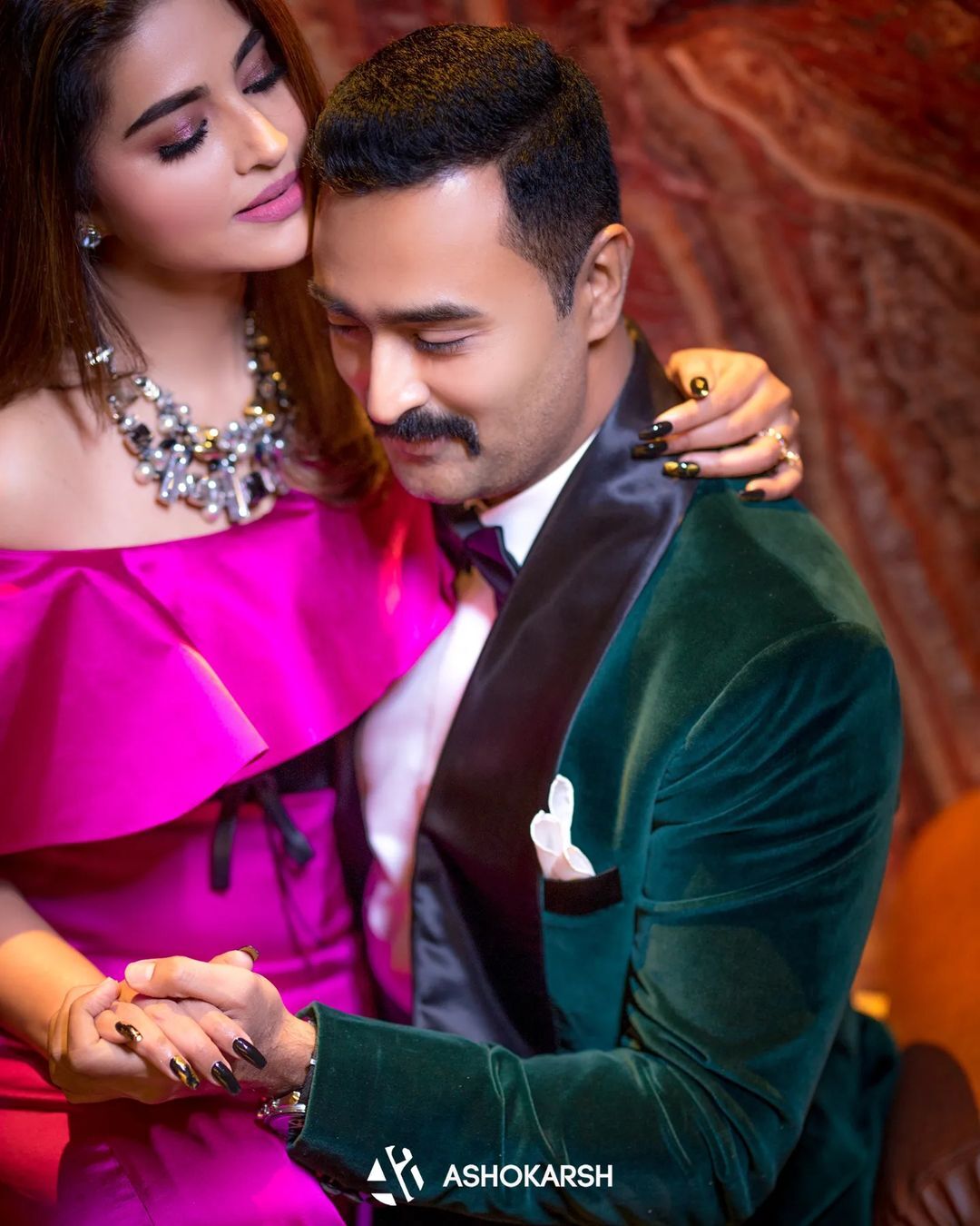 సొగసైన అందాలతో మనసు దోచేస్తున్న స్నేహ.. భర్తతో కలిసి క్యూట్ ఫోటో షూట్..!