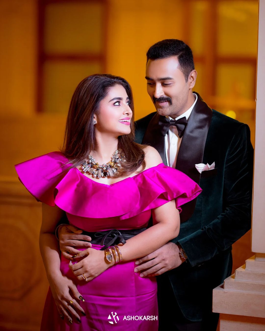 సొగసైన అందాలతో మనసు దోచేస్తున్న స్నేహ.. భర్తతో కలిసి క్యూట్ ఫోటో షూట్..!