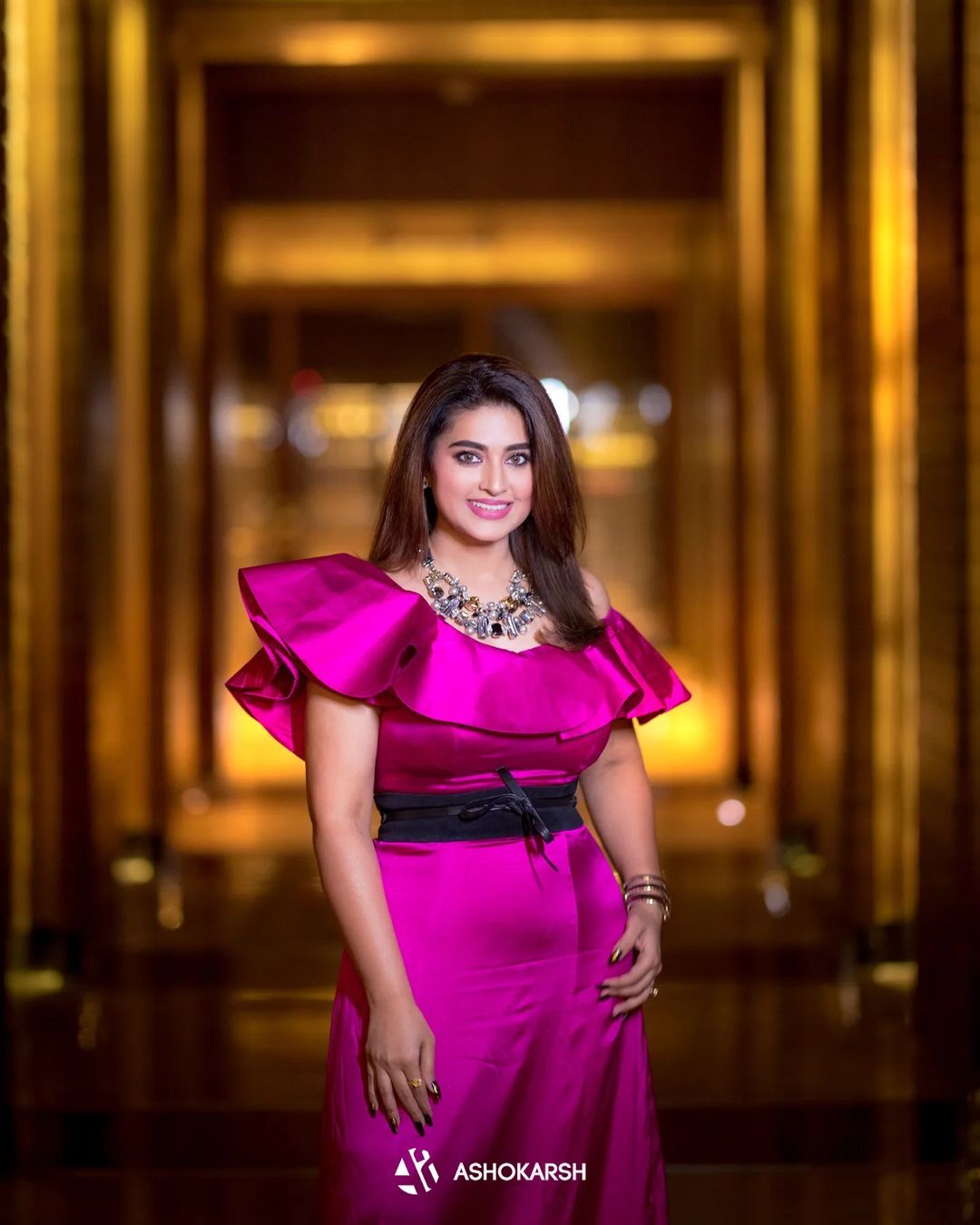 సొగసైన అందాలతో మనసు దోచేస్తున్న స్నేహ.. భర్తతో కలిసి క్యూట్ ఫోటో షూట్..!