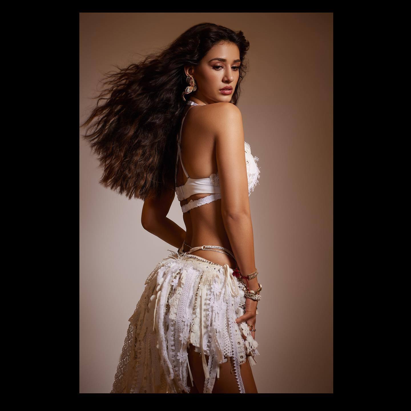 নেটের কালো পোশাক পরে সোশ্যাল মিডিয়ায় উষ্ণতার পারদ চড়ালেন দিশা