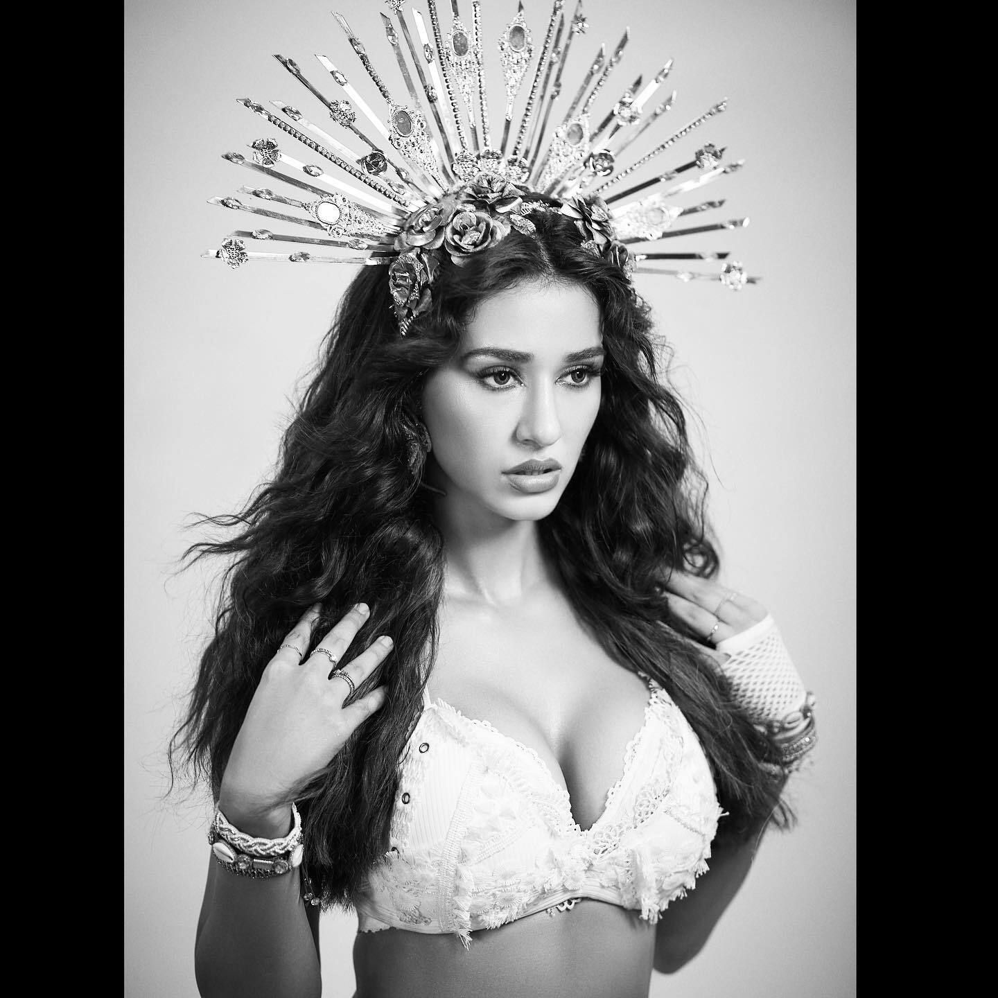 নেটের কালো পোশাক পরে সোশ্যাল মিডিয়ায় উষ্ণতার পারদ চড়ালেন দিশা