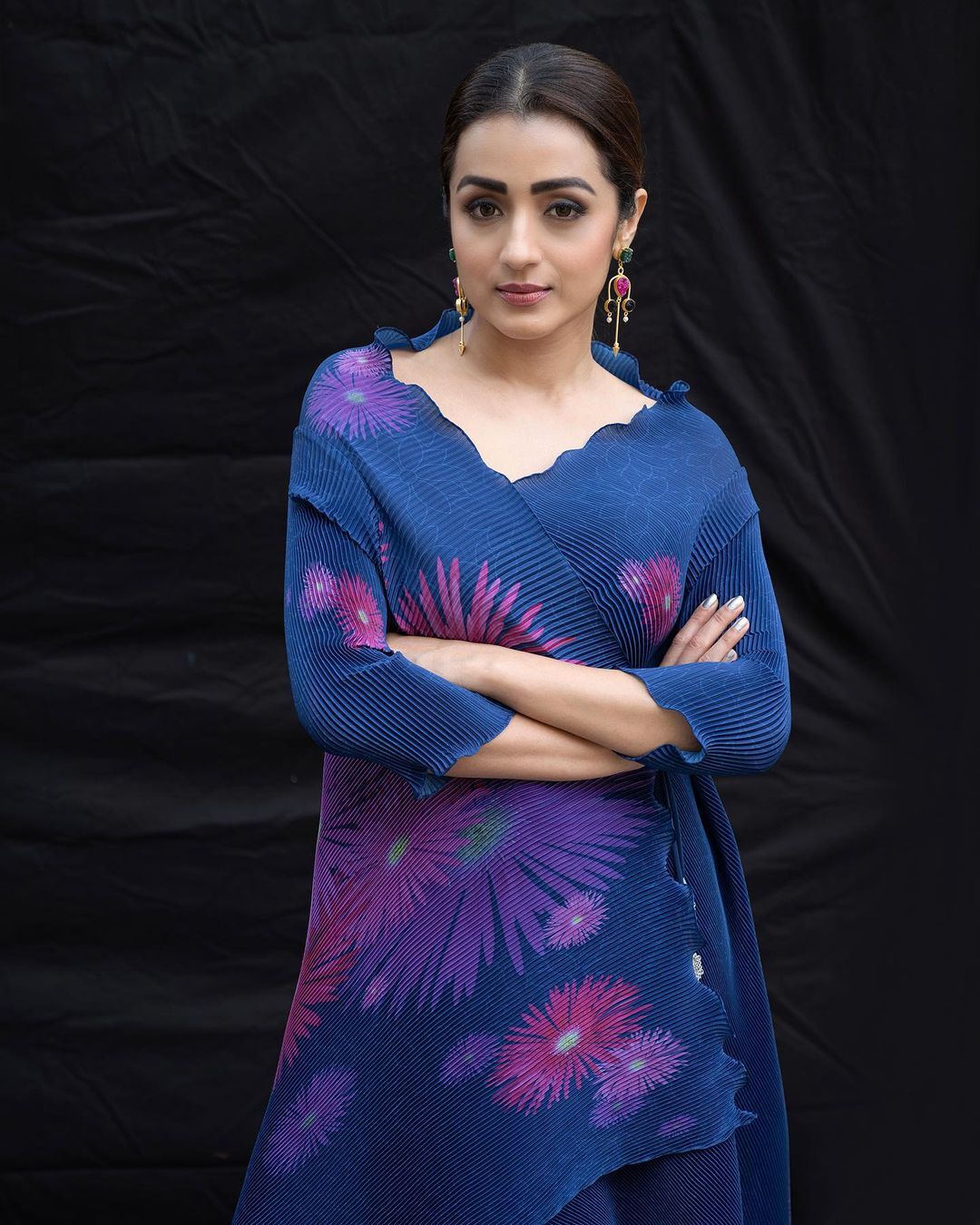 సొగసైన అందాలతో మనసుదోచేస్తున్న త్రిష కృష్ణన్