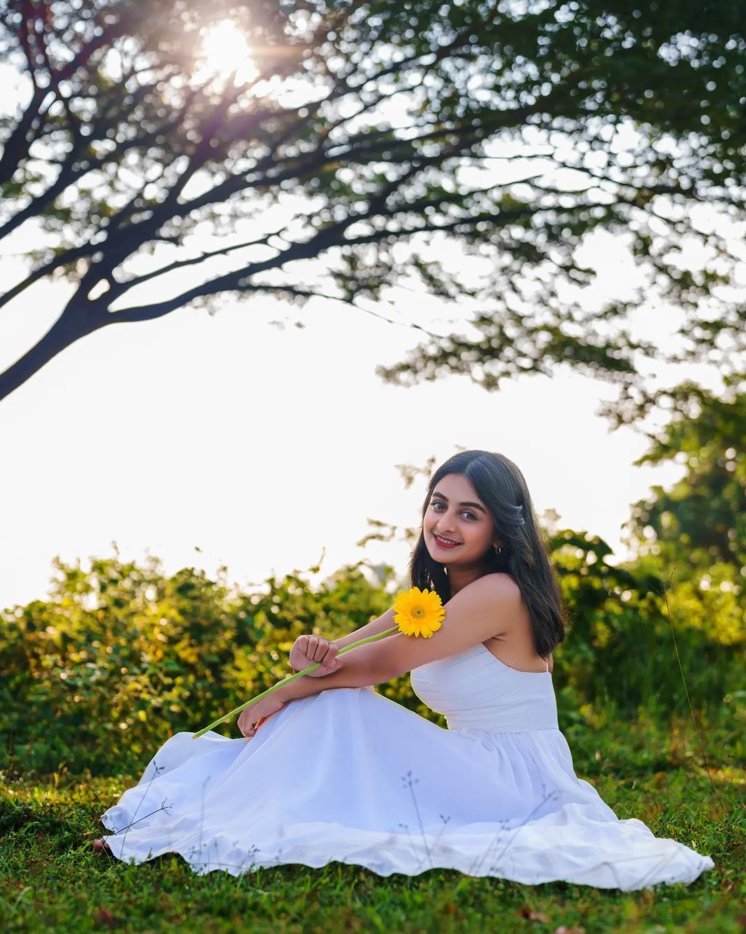 Esther Anil:  'ഇതിലിപ്പോൾ ആരാണ് സുന്ദരി എന്ന് കണ്ടുപിടിക്കാൻ പറ്റാതായല്ലോ'; എസ്തറിന്റെ പുതിയ ചിത്രങ്ങൾ..!