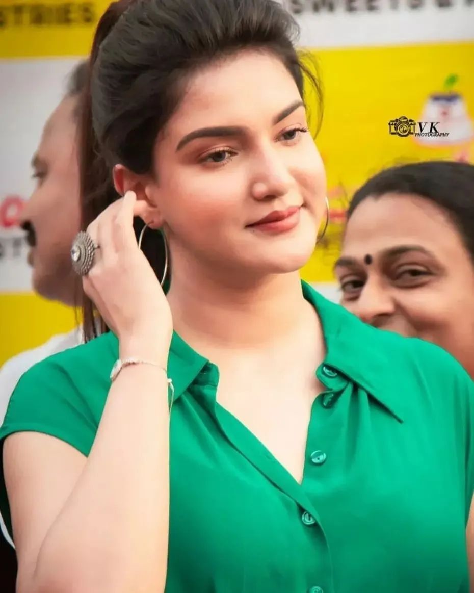 Honey Rose 'എന്തൊരു സുന്ദരിയാണ് ദേവതയെപ്പോലെയുണ്ട്....'; പ്രിന്റഡ്