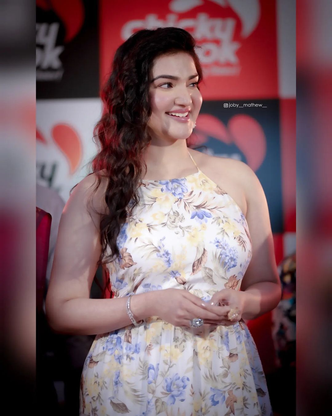 Honey Rose: 'എന്തൊരു സുന്ദരിയാണ് ദേവതയെപ്പോലെയുണ്ട്....'; പ്രിന്റഡ് ഗൗണിൽ ഗ്ലാമറസ് ലുക്കിൽ ഹണി റോസ്