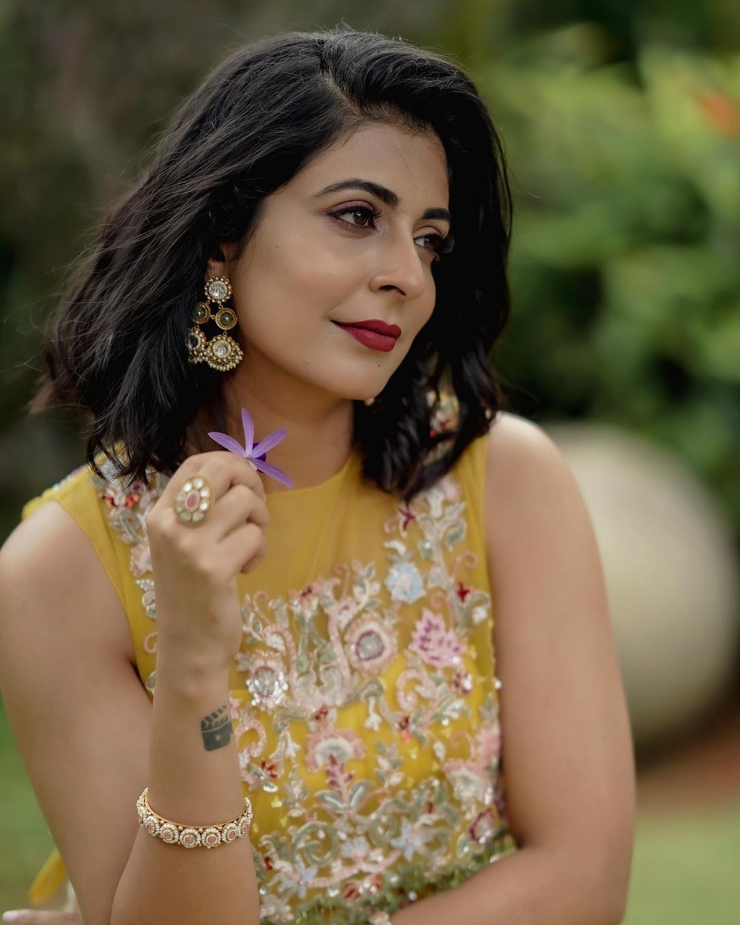 Leona Lishoy: സൂര്യകാന്തിപ്പൂവ് പോലെ... മഞ്ഞയിൽ സുന്ദരിയായി ലിയോണ... എന്തൊരു ക്യൂട്ടാണെന്ന് ആരാധകര്‍!