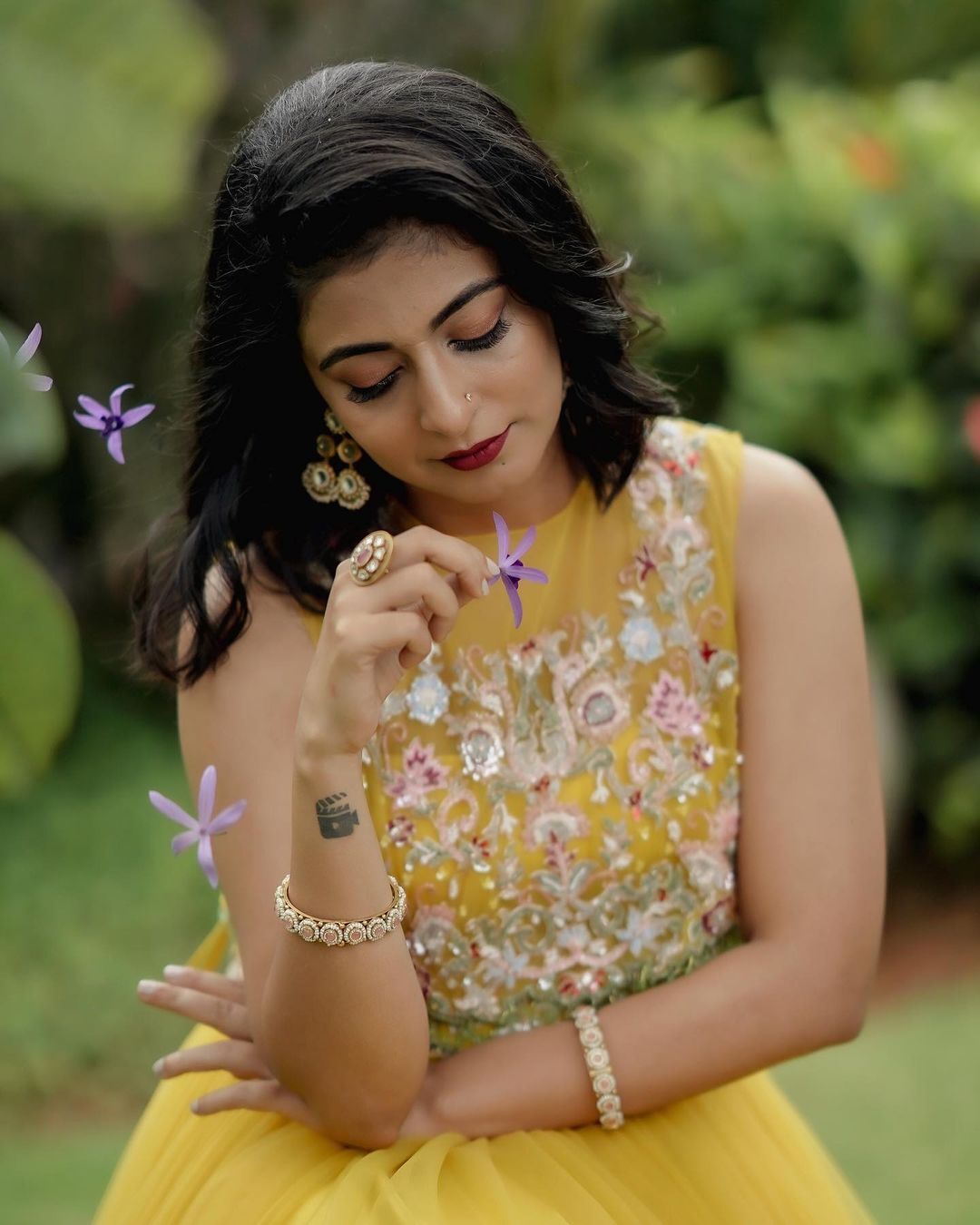 Leona Lishoy: സൂര്യകാന്തിപ്പൂവ് പോലെ... മഞ്ഞയിൽ സുന്ദരിയായി ലിയോണ... എന്തൊരു ക്യൂട്ടാണെന്ന് ആരാധകര്‍!