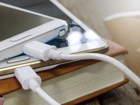 mobile charging: സ്മാർട്ട് ചാർജർ വേണമെന്നില്ല; മൊബൈല്‍ വേഗത്തില്‍ ചാർജ് ചെയ്യാന്‍ ഇതാ ചില പൊടിക്കൈകള്‍