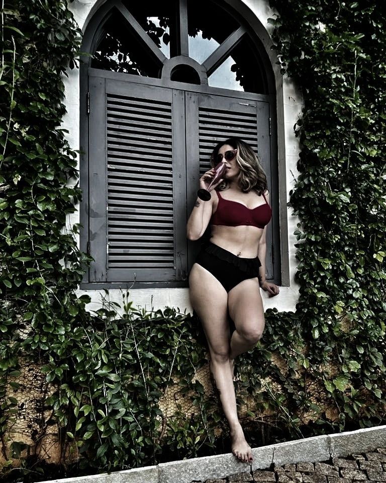 Photos: बिकिनी पहनकर वाइन का मजा लेती नजर आईं सिंगर Neha Bhasin, तस्वीरें देखकर फैंस ने मारी सीटियां