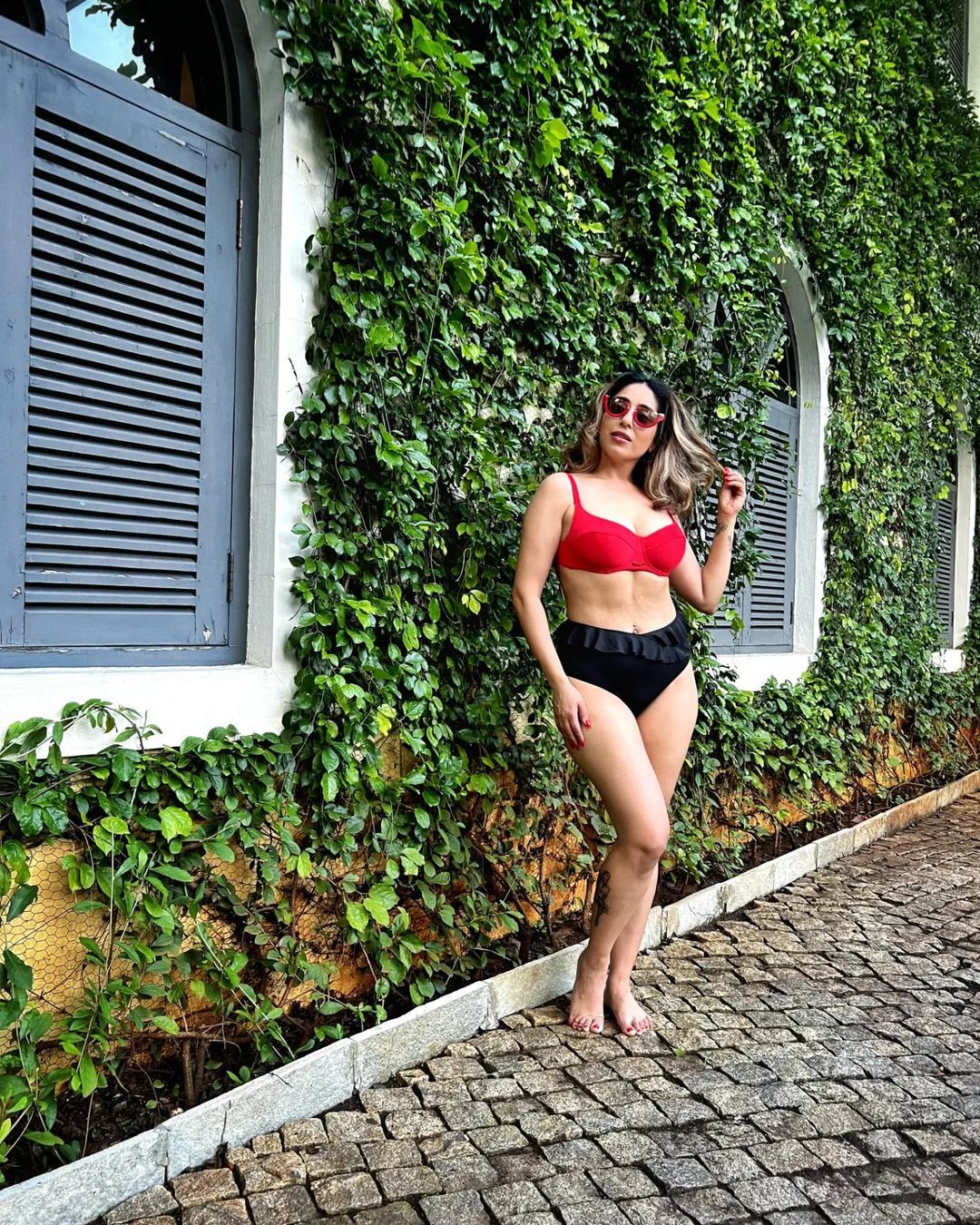 Photos: बिकिनी पहनकर वाइन का मजा लेती नजर आईं सिंगर Neha Bhasin, तस्वीरें देखकर फैंस ने मारी सीटियां