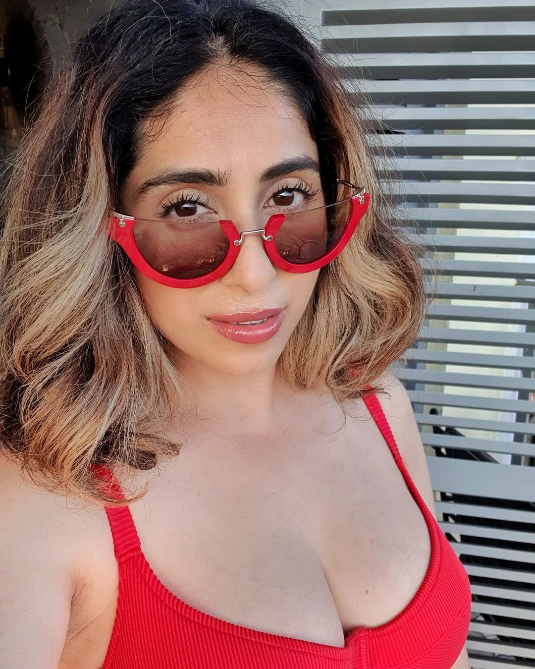 Photos: बिकिनी पहनकर वाइन का मजा लेती नजर आईं सिंगर Neha Bhasin, तस्वीरें देखकर फैंस ने मारी सीटियां